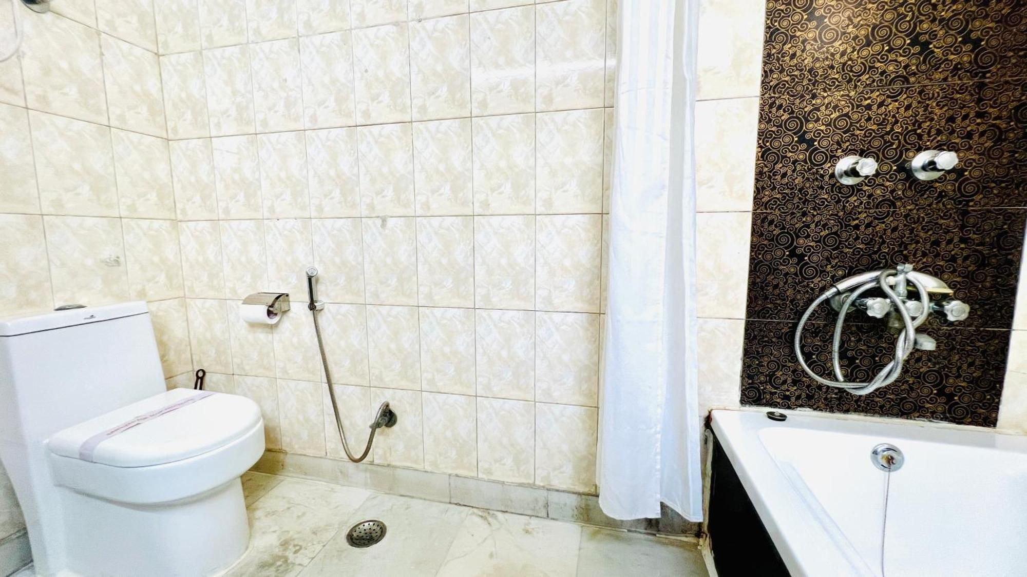 Bluo - Defence Colony - Bathtub, Kitchen Apartment